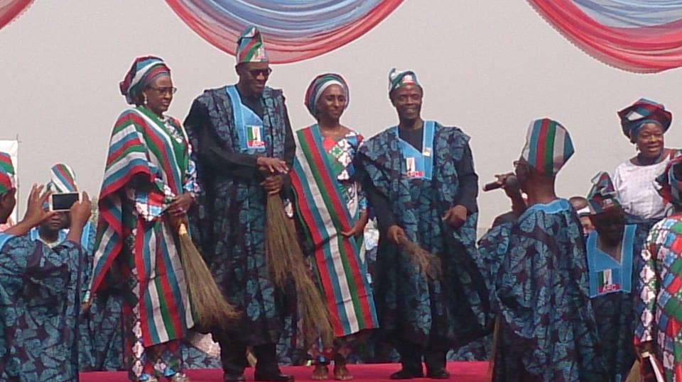 From left to right: Aisha Buhari, Muhammad Buhari, President-elect of the Federal Republic of Nigeria; Mrs Osinbajo, Professor Yemi Osinbajo, Vice-President-elect (all holding brooms symbolising Nigerian unity)